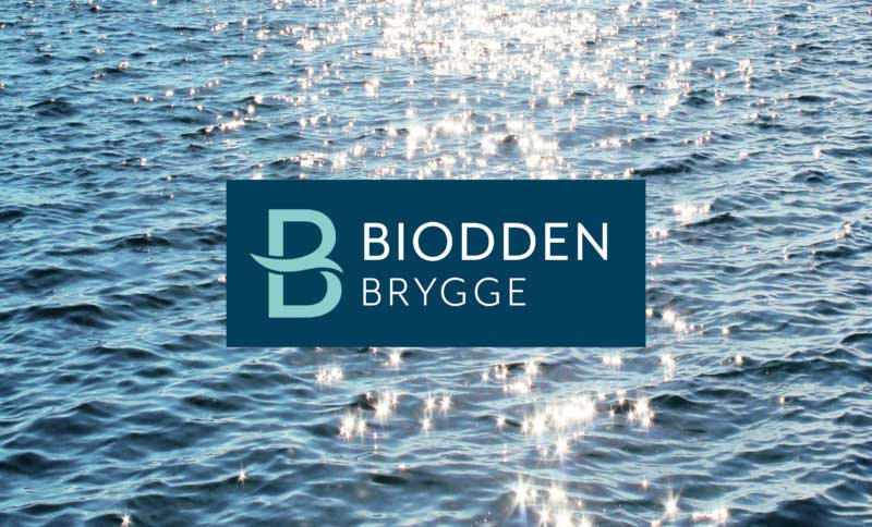Biodden Brygge logo med glitrende hav i bakgrunnen.